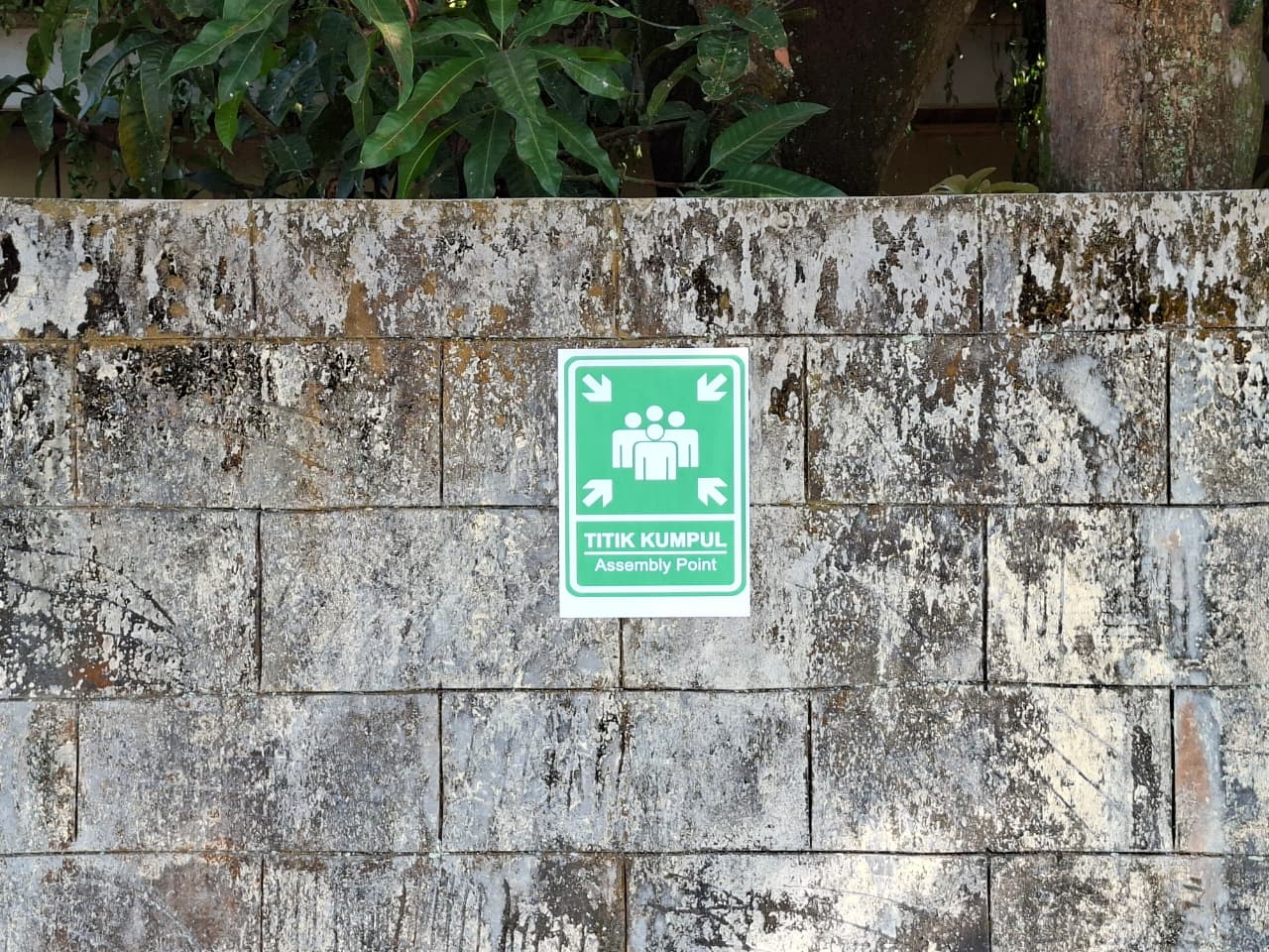 Rambu Jalur Evakuasi Koridor
