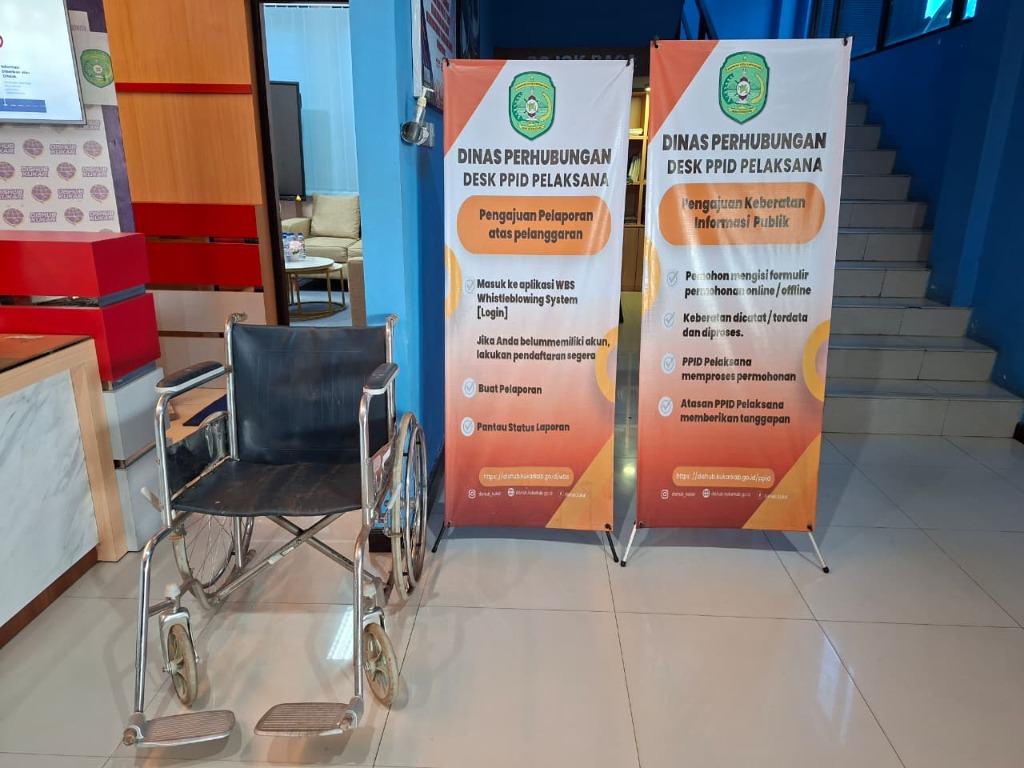 Fasilitas Kursi Roda di Desk PPID Dishub Kukar