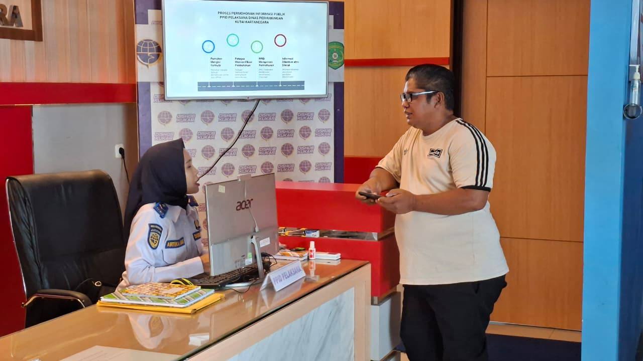 Petugas Siaga Meja Layanan Front Desk PPID Pelaksana Dishub Kukar